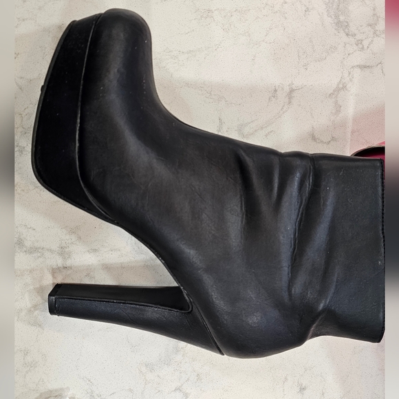 Black Platform Boots - Size 10 - Picture 2 of 6